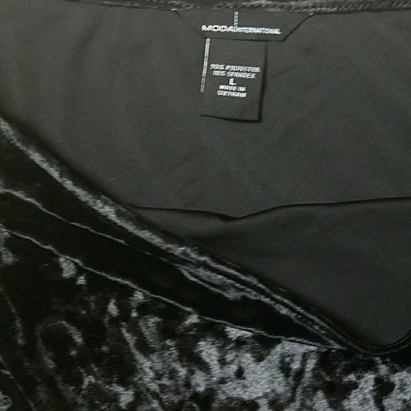 MODA International one sleeve top. - Picture 3 of 4